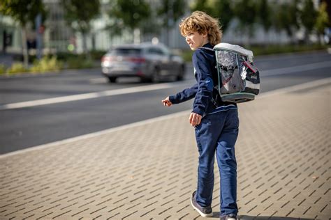 vaikas su kelnaitėmis be sauskelnių