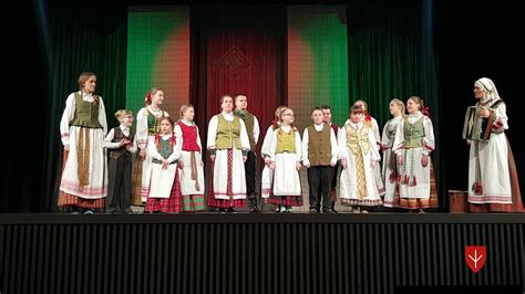 vaikai dainuoja apie traukinuką