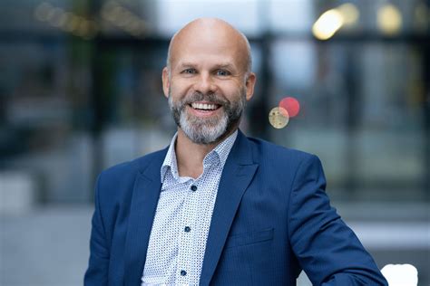 vyras rašo dienoraštį