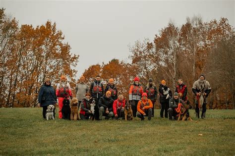 Draugiški savanoriai su šunimis
