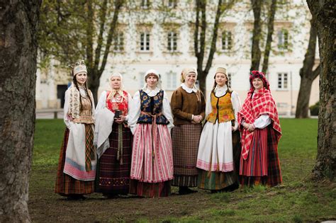 Lietuvių tautiniai drabužiai