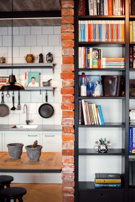 Knygų lentynos su įvairiais žanrais