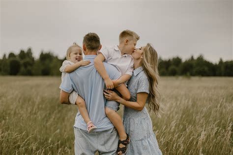 šeima su dviem vaikais ir tėvais