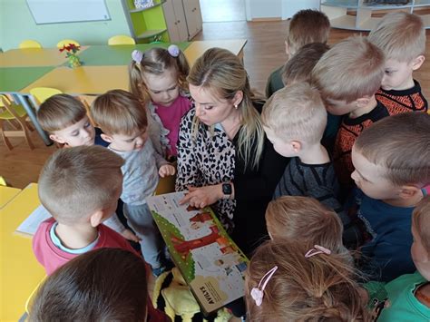Nuotrauka, vaizduojanti laimingą vaiką su aukle/tėvais