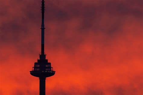 Vilniaus televizijos bokštas, nušviestas violetine spalva