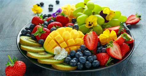 įvairūs vaisiai ir uogos