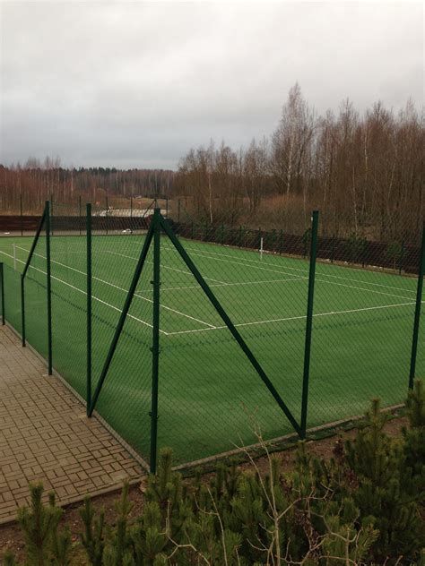 lauko teniso aikštelė su vaikais