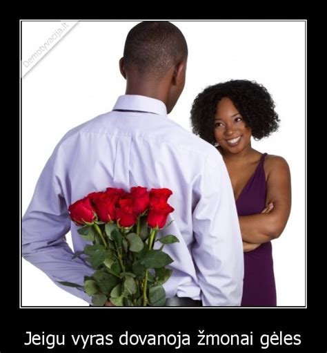 Vyras dovanoja gėles nėščiai žmonai