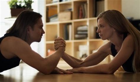 Vyras ir nėščia moteris džiaugiasi kūdikio judesiais