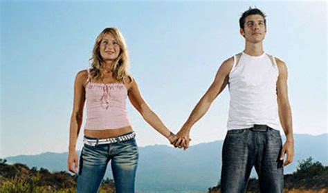 Vyras ir moteris mokosi apie gimdymą kursuose