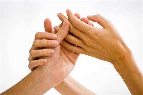 Poros rankos susikabinusios, simbolizuojančios paramą