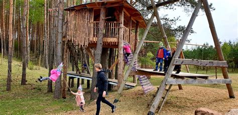 Nuotrauka vaikų, žaidžiančių lauke ar užsiimančių hobiu