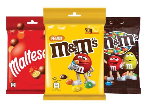 tirpstantys M&M's saldainiai vandenyje