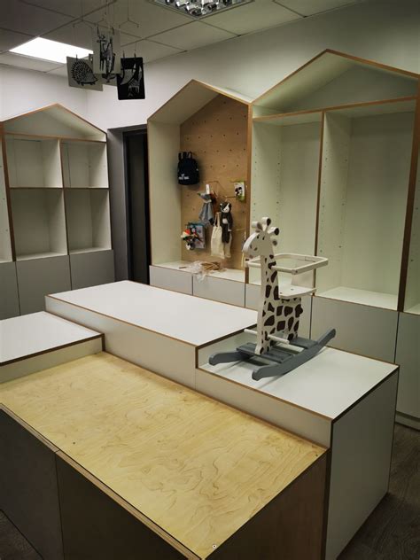 Vaikiškų prekių parduotuvės vitrina