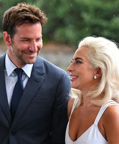 Lady Gaga ir Bradley Cooper atlieka dainą „Shallow“