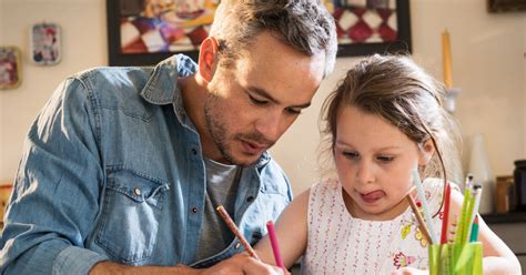 Vaikas ir tėvai kartu sprendžia problemas