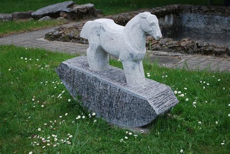 Mitologinio tako akmeninės skulptūros