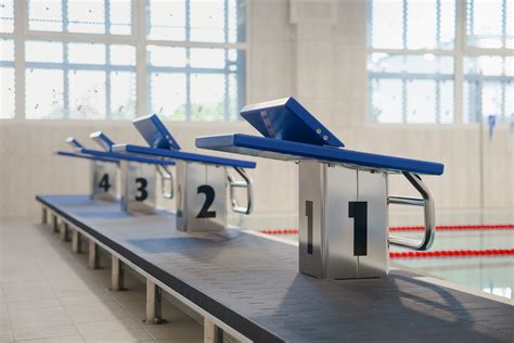 Nėščioji, atliekanti pratimus baseine