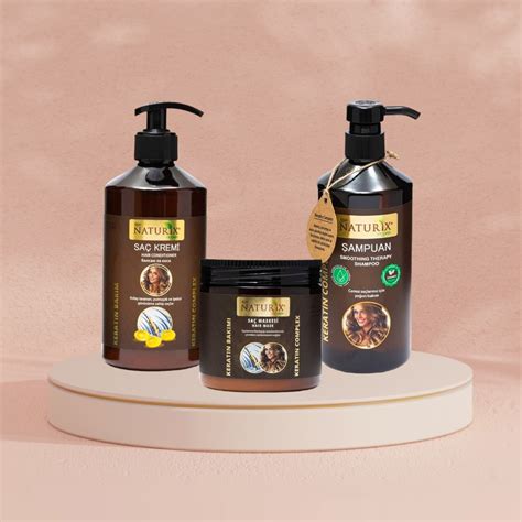 įvairūs plaukų priežiūros ingredientai: kiaušiniai, medus, aliejai