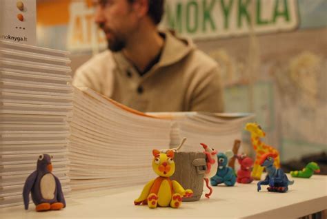vaikas, lipdantis iš plastilino