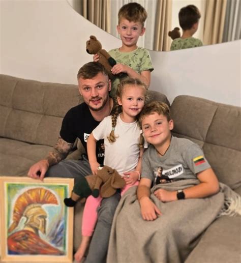 vaiko ranka laiko mirusio brolio nuotrauką