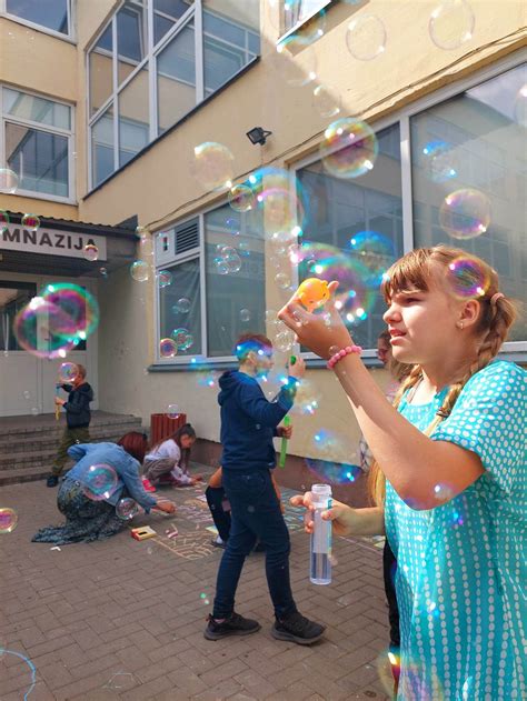 Vaikai daro milžiniškus muilo burbulus