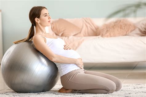 Nėščioji sportuoja namuose