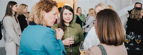 Moterys bendrauja žaidimų aikštelėje