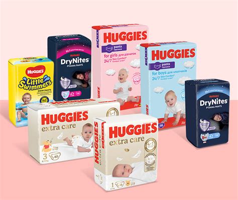 Nuotrauka, kurioje kūdikis laimingai žaidžia dėvėdamas Huggies sauskelnes kelnaites