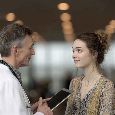 Simbolinis paveikslėlis su gydytoju ir paciento liežuviu