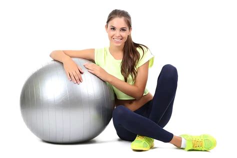 moterys su gimnastikos kamuoliu