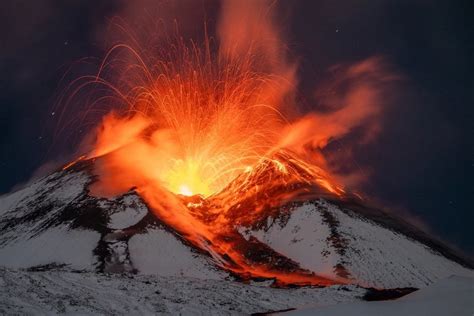 Ugnikalnio modelis, demonstruojantis cheminę reakciją