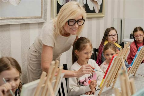 Vaikai, kuriantys meninius STEAM darbus