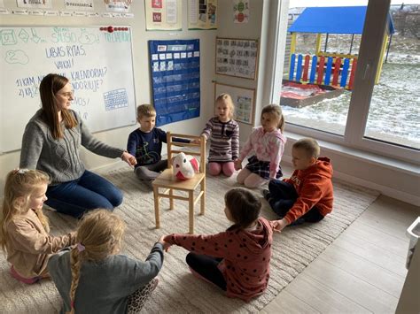 Vaikų grupė darželyje žaidžiant