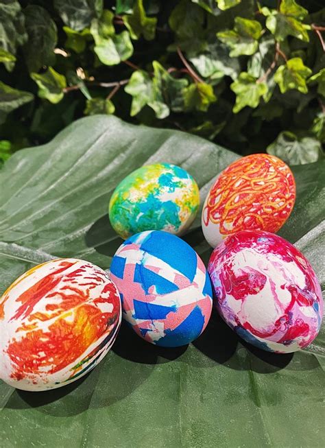 Įvairių natūralių ingredientų, skirtų kiaušinių dažymui, rinkinys