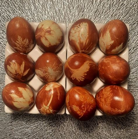 Kiaušiniai, dažyti svogūnų lukštais su augalų raštais