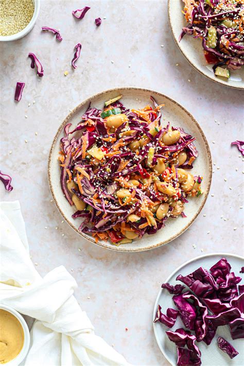 Kiaušiniai, nudažyti raudonojo kopūsto sultimis, su skirtingais violetiniais atspalviais