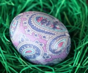 Kiaušiniai, dažyti šilkiniais kaklaraiščiais, su abstrakčiais raštais