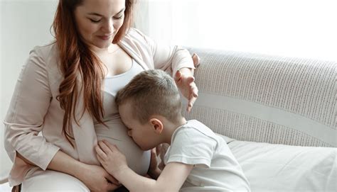 Mama žindo du vaikus vienu metu (tandeminis žindymas)