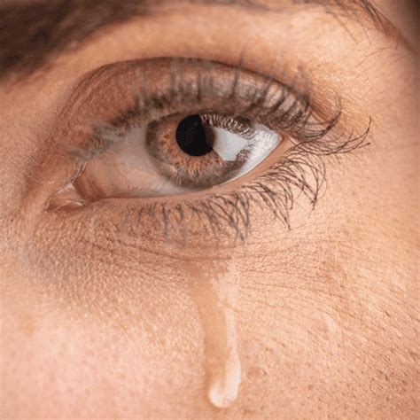 Nuotrauka, vaizduojanti skirtingų alergijos simptomų pavyzdžius: ašarojančios akys, bėrimas, sloga.