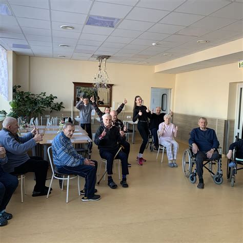 Žmonės, užsiimantys sportine veikla globos namuose