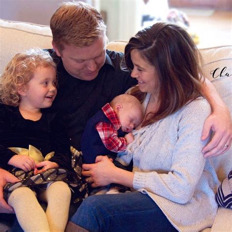 Mama su dviem vaikais tvarkanti dokumentus