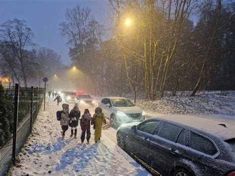 Vaikai važiuoja rogėmis per sniegą