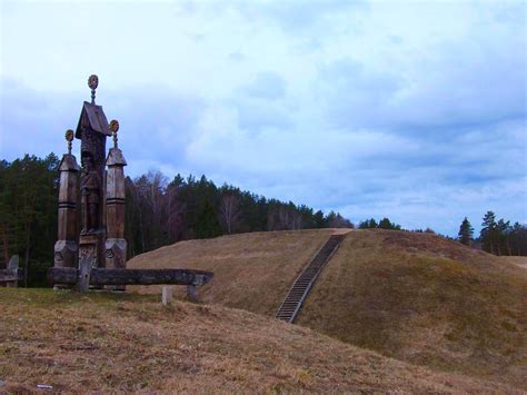 Archeologinių radinių iš baltų piliakalnių nuotraukos