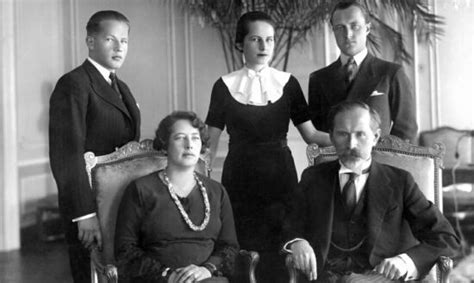 Antanas Smetona ir jo šeima: žmona Sofija, sūnus Julius, dukra Marija Smetonaitė Valušienė, žentas pulkininkas Aloyzas Valušis. Kaunas, 1934 m.