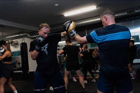 vaikai bokso salėje su treneriu