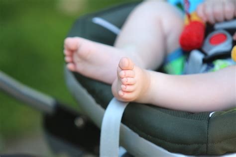 simbolinis paveikslėlis, rodantis tėvų susirūpinimą dėl kūdikio kvėpavimo