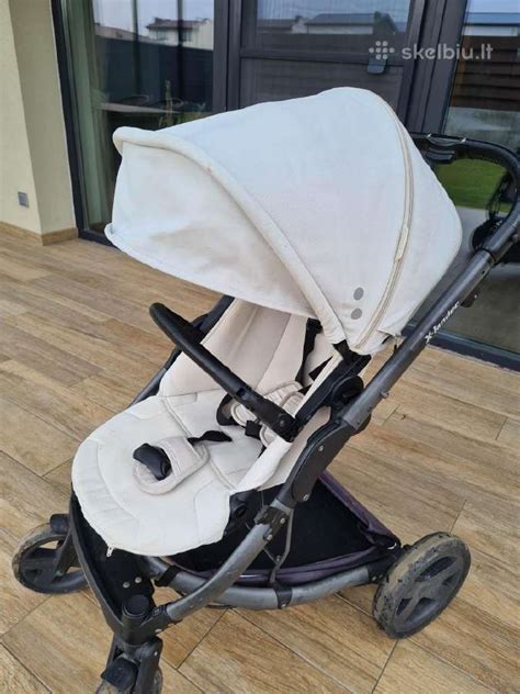 Naudotas dvynukų vežimėlis lauke