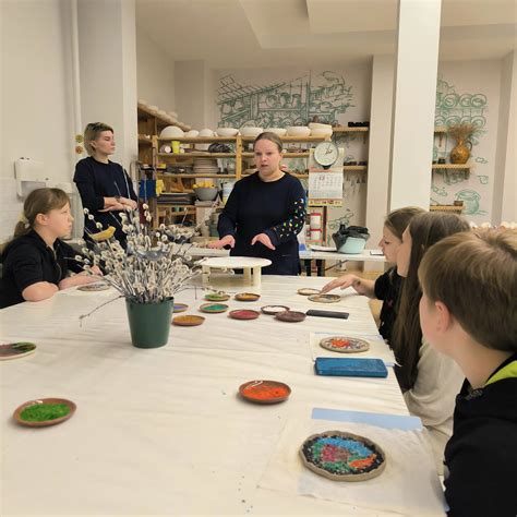 Vaikai, dalyvaujantys keramikos užsiėmime