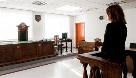 Teismo salė su teisėju ir advokatais